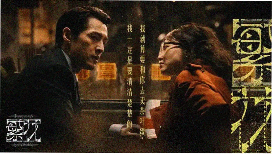 沙漠公路旁的绿色路标牌与远山轮廓